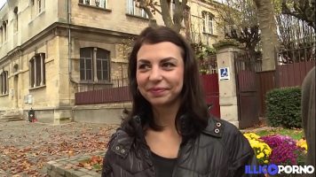 Vecina lui accepta sa faca sex in trei pervers