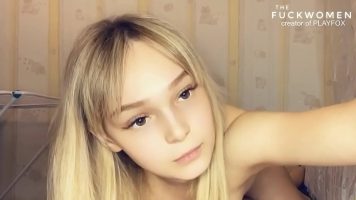 Priveste in webcam cand suge pula aceasta blonda sexy